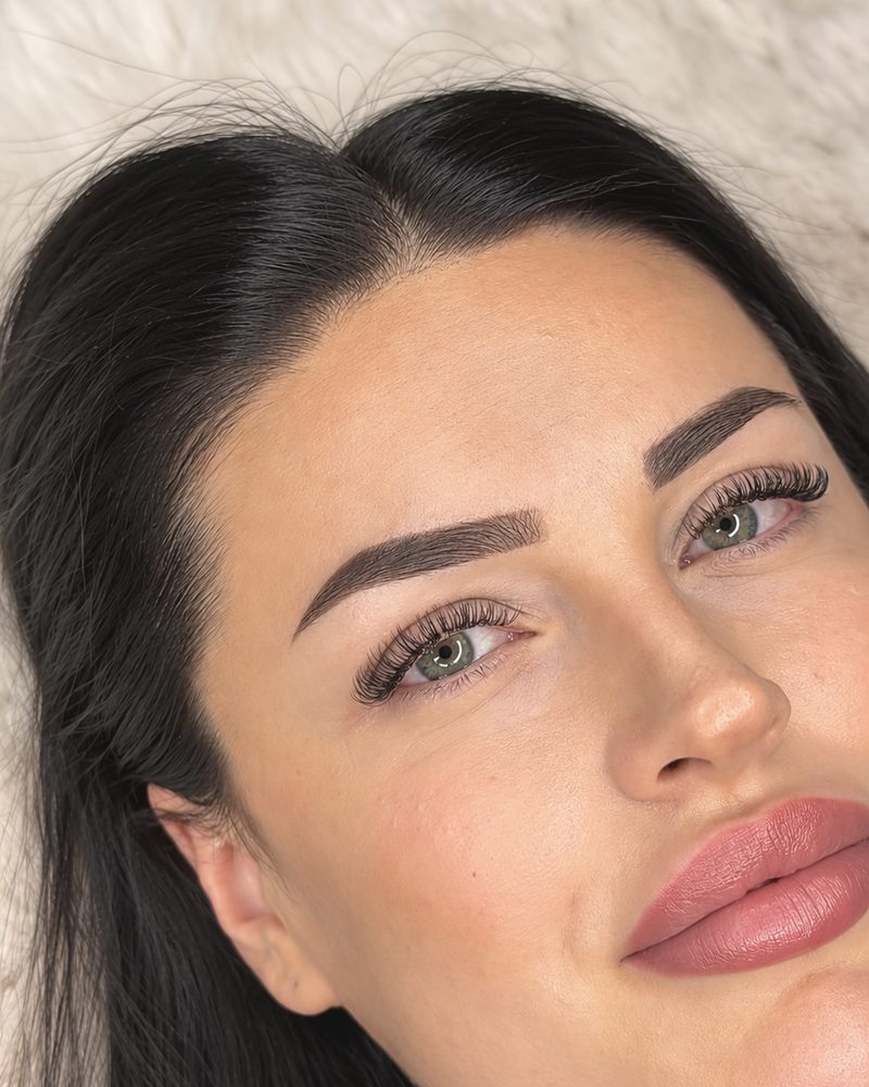 Wimpern, Brauen und Lippen-PMU